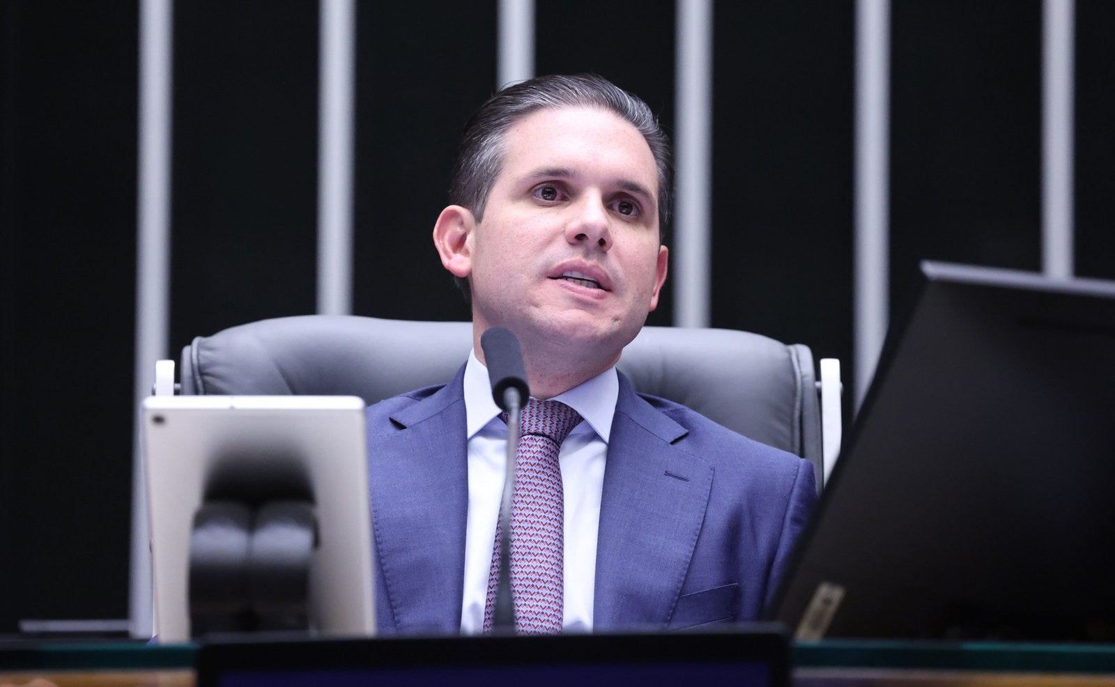 O presidente da Câmara dos Deputados, Hugo Motta, fala ao microfone na mesa diretora do plenário