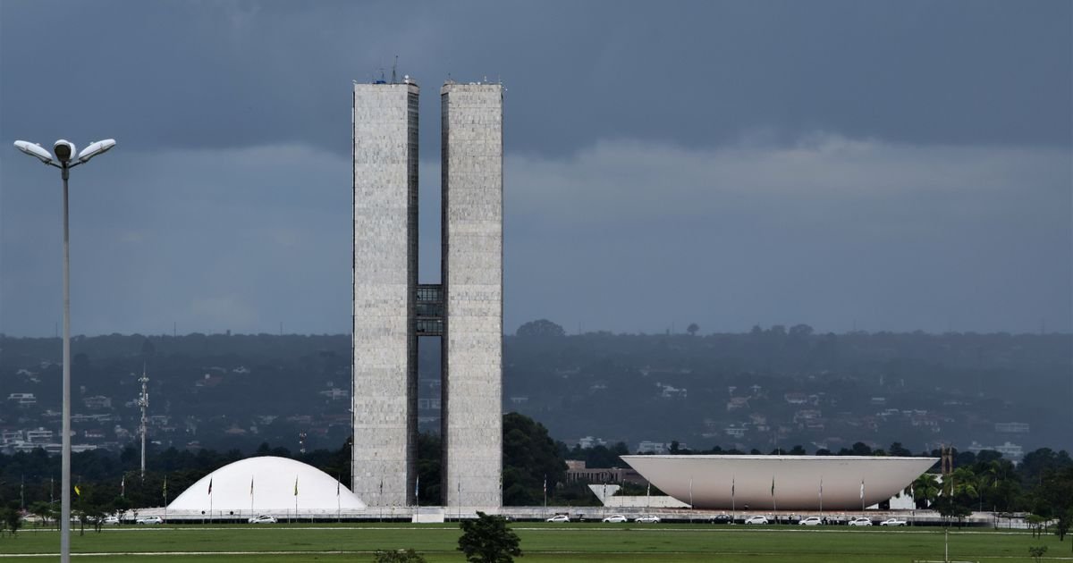 Congresso Nacional sob céu carregado em Brasília