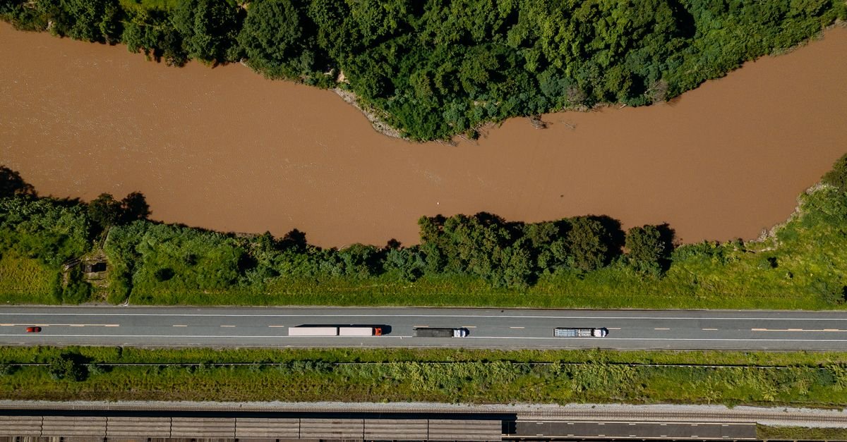 Caminhões de carga trafegam por rodovia no Brasil; MP do frete mínimo vai à sanção