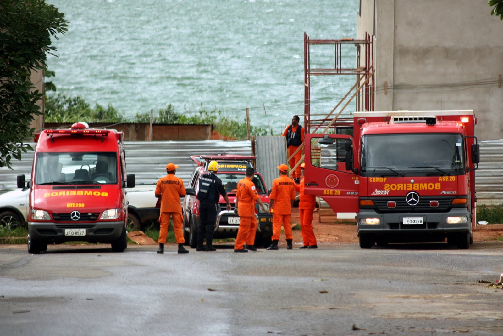 Ambulância e viaturas do Corpo de Bombeiros Militar do DF com bombeiros em frente a uma área de obra