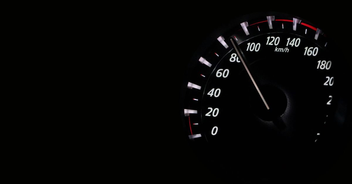 Velocímetro de carro marcando velocidade em km/h