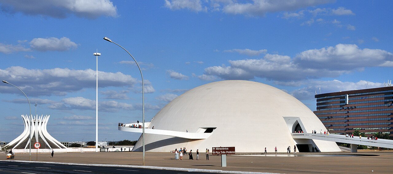 Cúpula branca do Museu Nacional da República com a Catedral de Brasília ao fundo