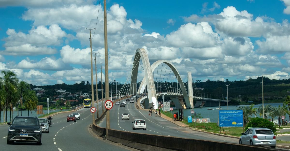 Trânsito de veículos na Ponte JK, em Brasília, com o Lago Paranoá ao fundo