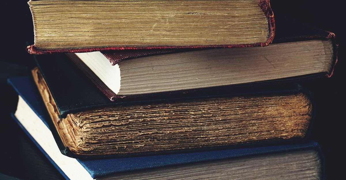 Pilha de livros antigos de capa dura, em imagem ilustrativa