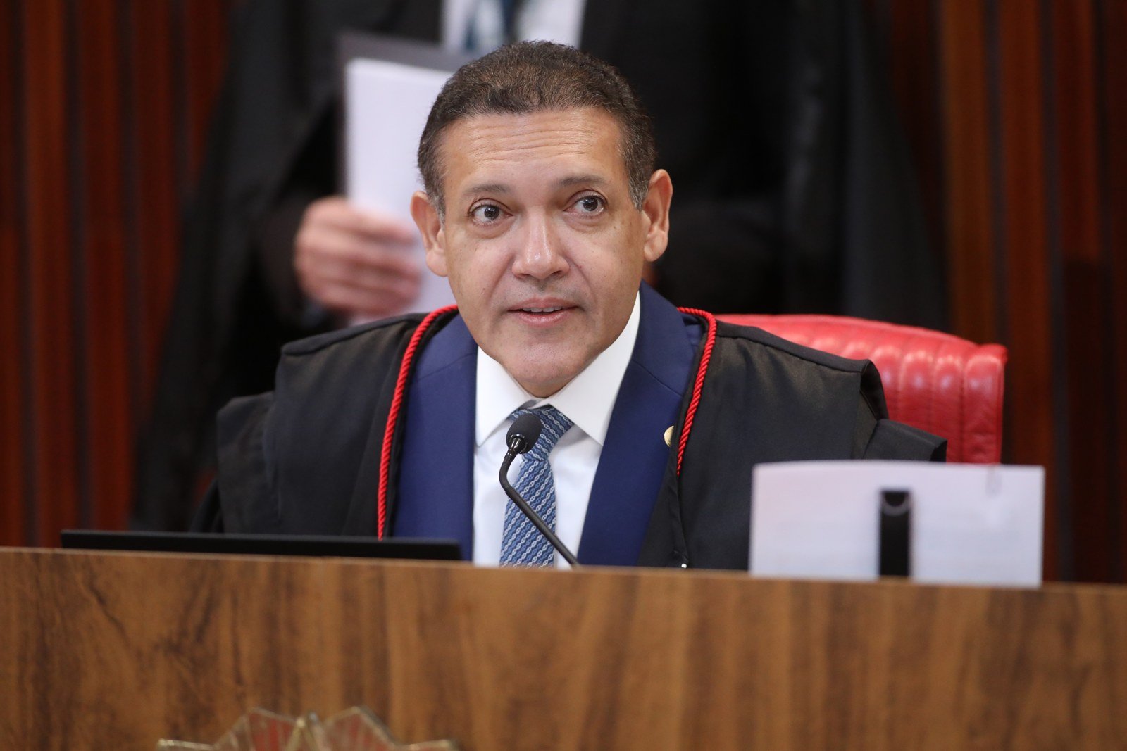 Ministro Kassio Nunes Marques falando na bancada da sessão plenária do TSE; foto de arquivo de fevereiro de 2025