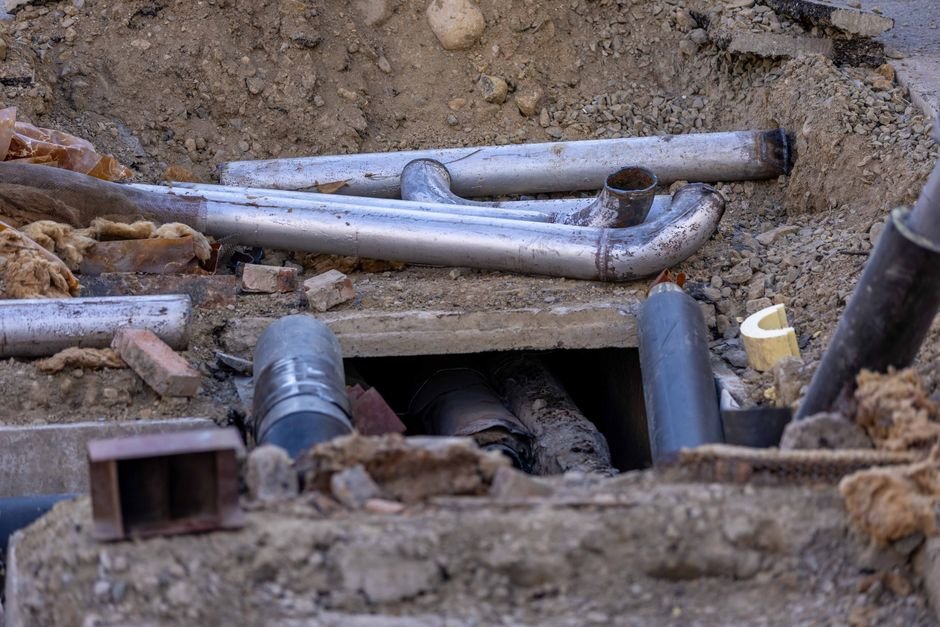 Tubulações em vala de obra de drenagem