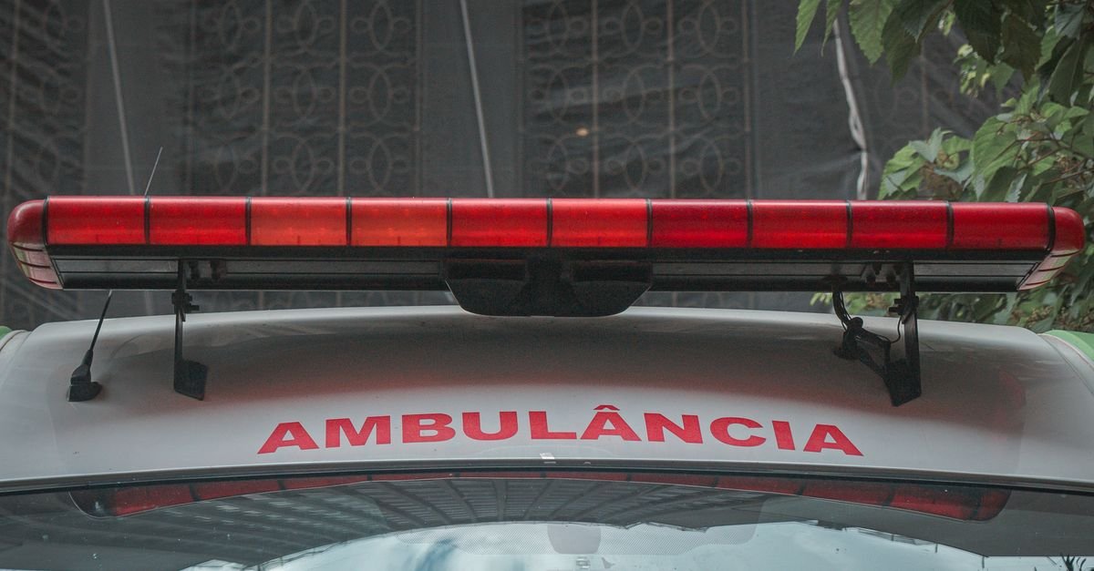 Sinalizador vermelho no teto de ambulância com a palavra ambulância