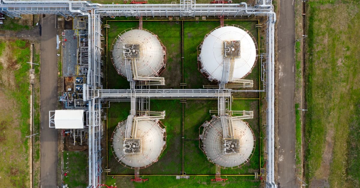 Vista aérea de tanques esféricos de armazenamento de combustível em complexo industrial
