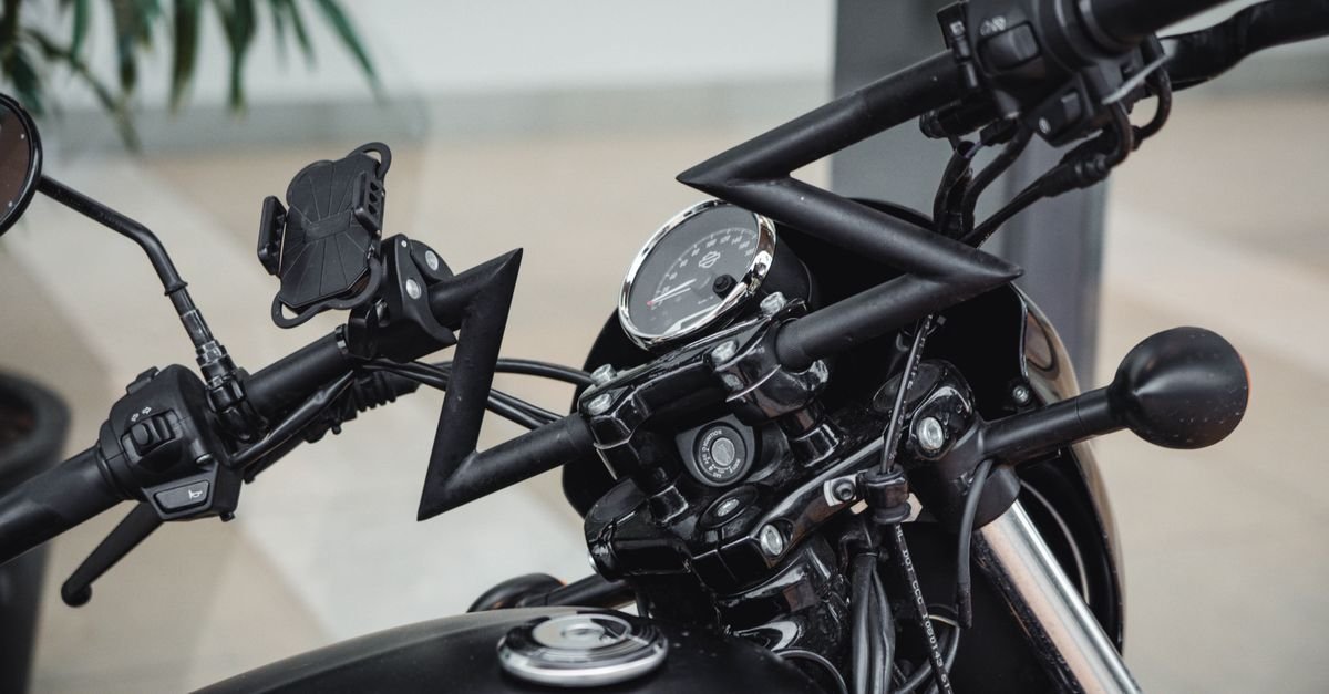 Guidão e velocímetro de motocicleta preta em closeup