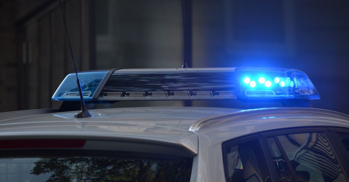 Giroflex azul aceso no teto de viatura policial durante operação noturna