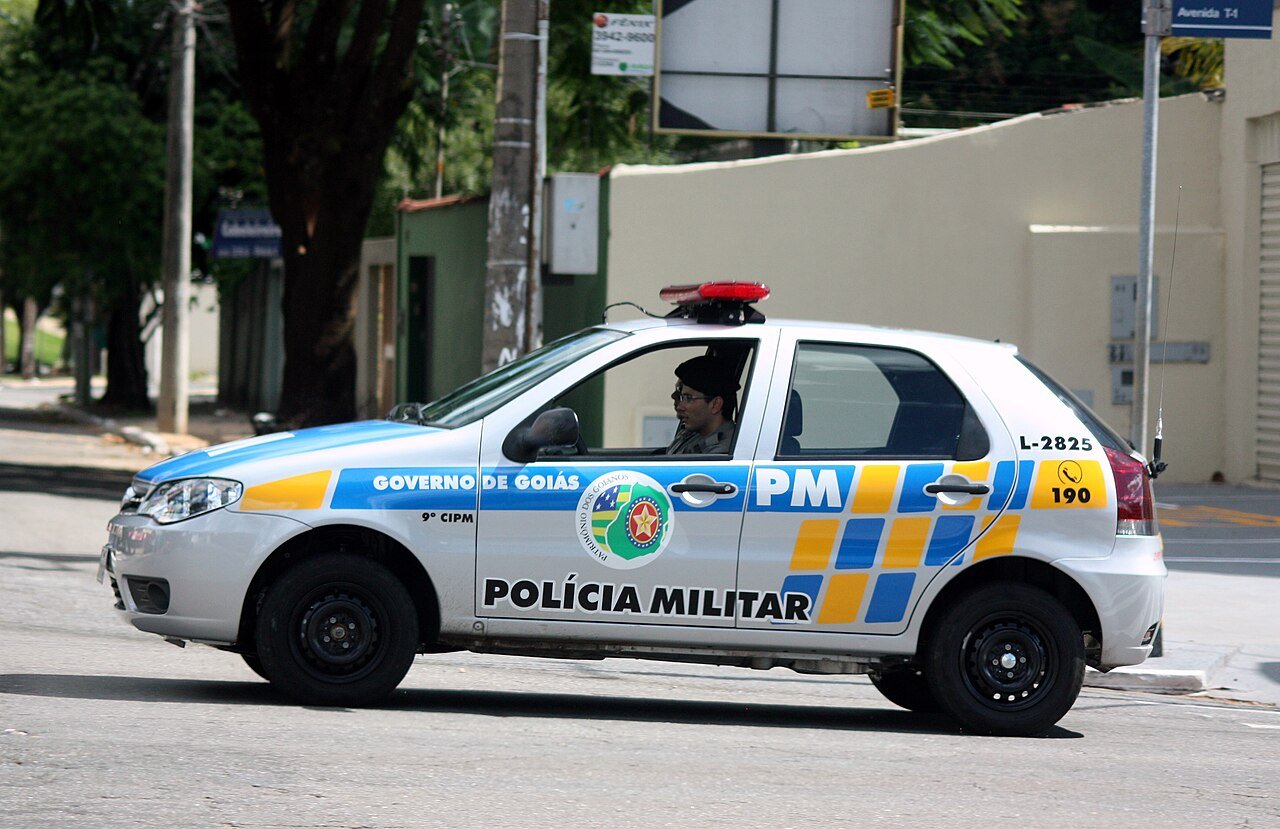 Viatura da Polícia Militar de Goiás em patrulhamento nas ruas