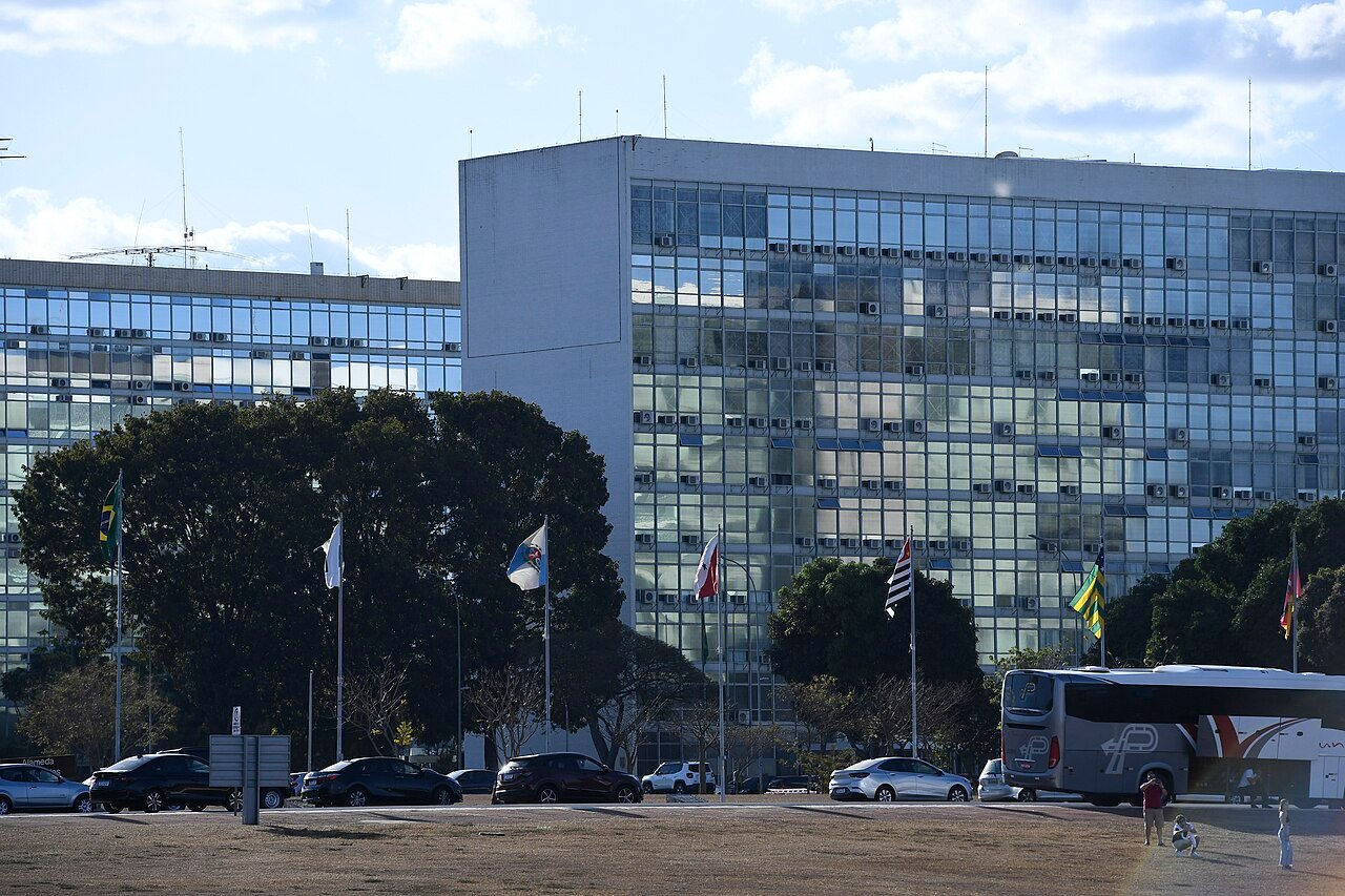 Prédios de ministérios na Esplanada, em Brasília, com mastros de bandeiras à frente