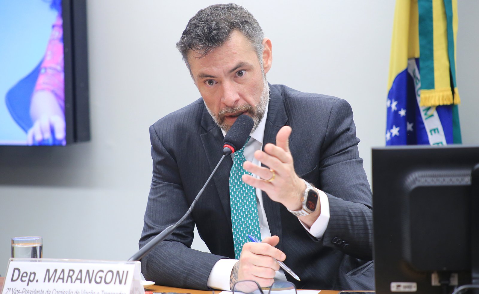 O deputado Marangoni, relator do projeto que regulamenta a atividade de operador logístico, fala durante reunião de comissão na Câmara dos Deputados