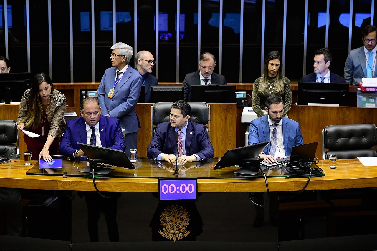 Mesa diretora do Congresso Nacional durante sessão conjunta, com o brasão da República em destaque