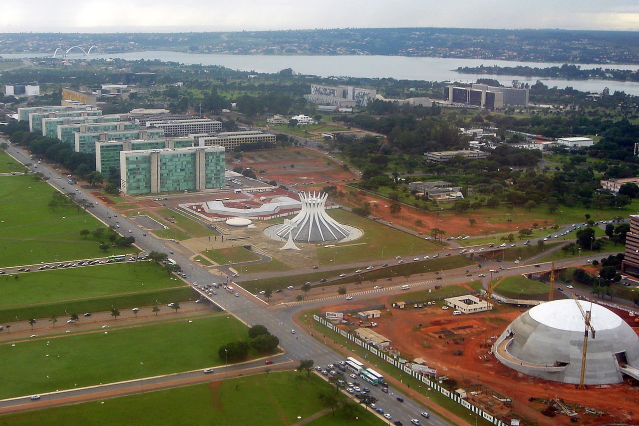 Vista aérea da Esplanada dos Ministérios, em Brasília, com os blocos dos ministérios ao longo do Eixo Monumental