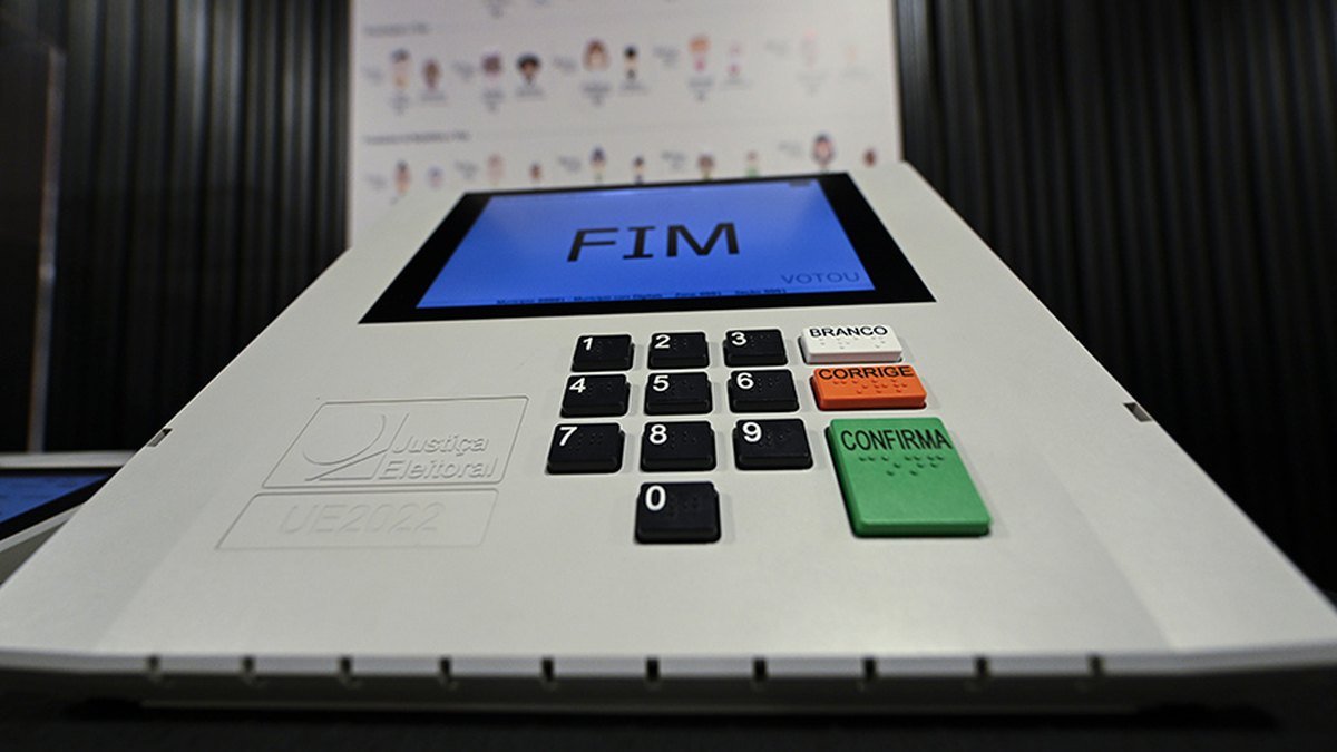 Urna eletrônica com a tela indicando FIM e as teclas branco, corrige e confirma