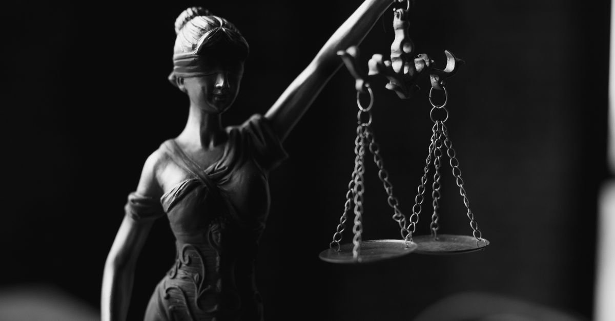 Estátua da Justiça com balança em preto e branco