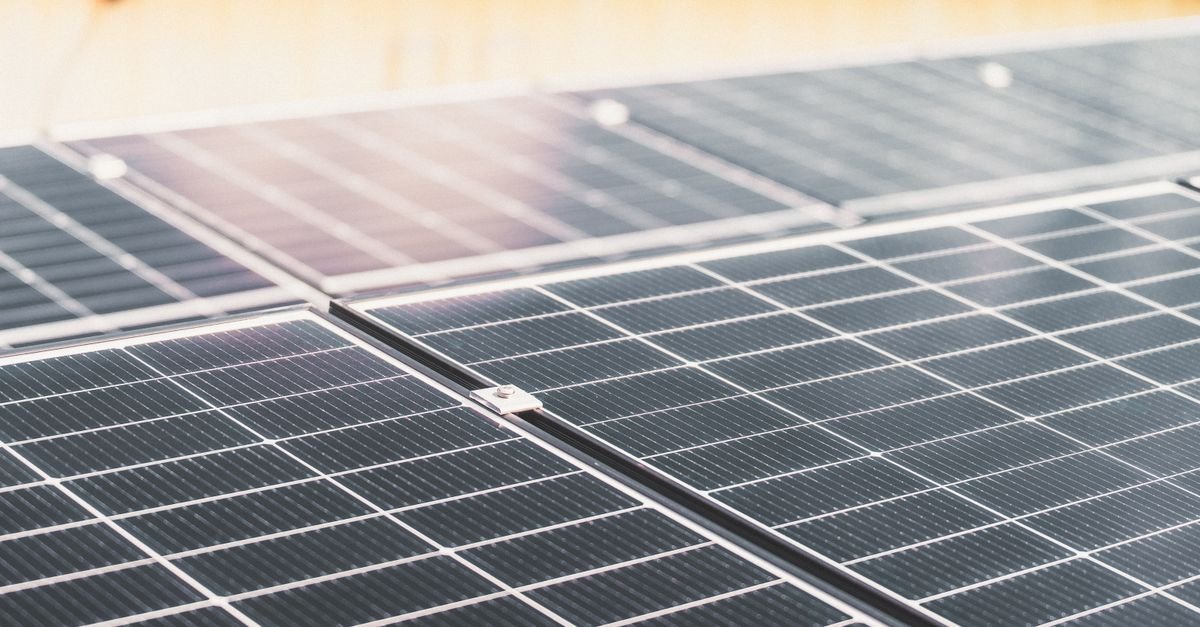 Conjunto de painéis solares instalados em telhado, vistos de perto