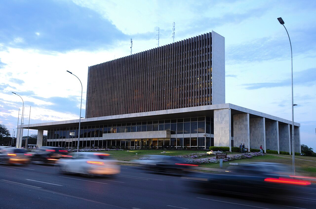 Fachada do Palácio do Buriti, sede do governo do Distrito Federal, ao entardecer