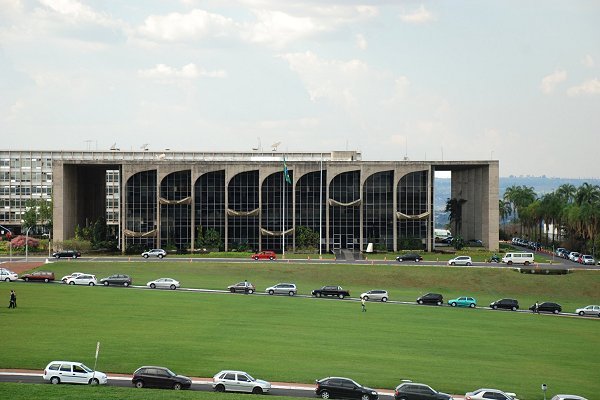 Fachada do Palácio da Justiça, sede do Ministério da Justiça, em Brasília, com bandeira do Brasil hasteada