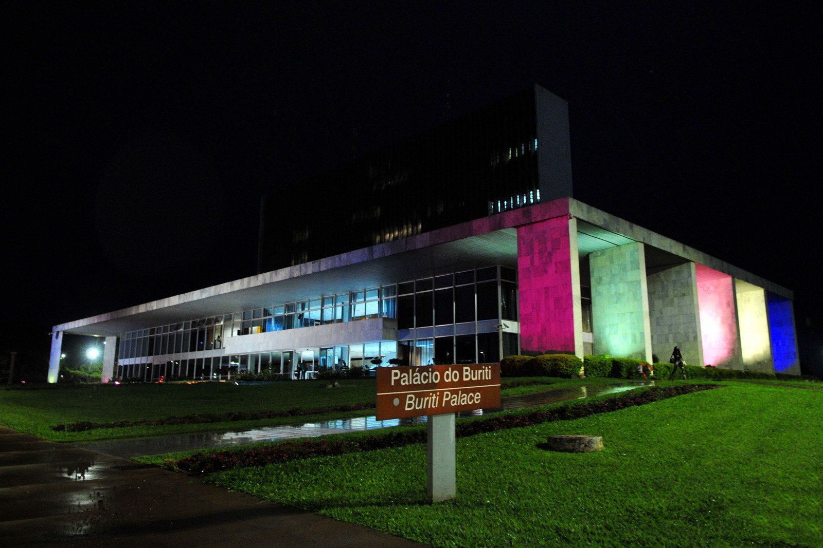 Fachada do Palácio do Buriti, sede do governo do Distrito Federal, iluminada à noite