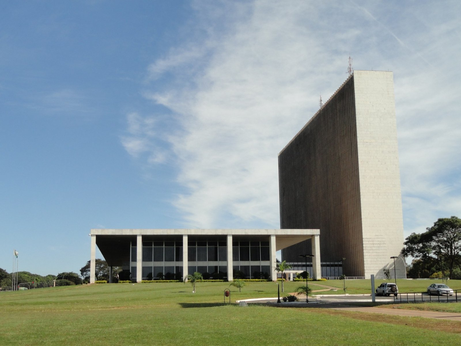Fachada lateral do Palácio do Buriti, sede do governo do Distrito Federal, com a torre à direita e gramado à frente