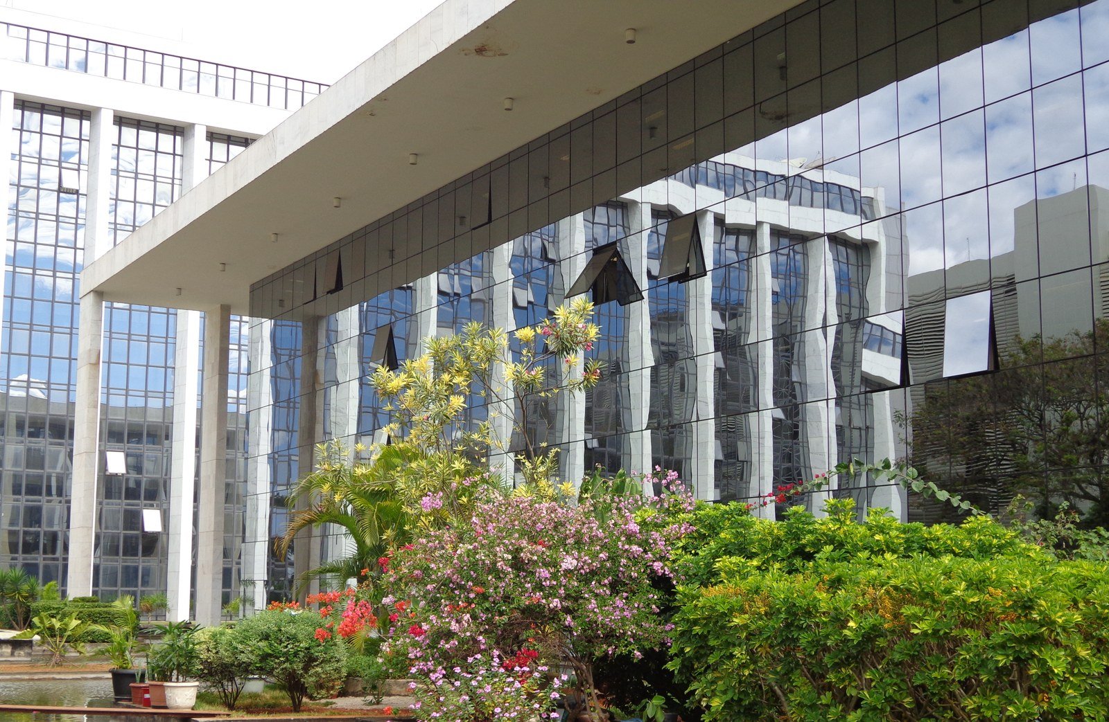 Fachada de vidro espelhado e colunas do Palacio da Justica do Distrito Federal, sede do TJDFT