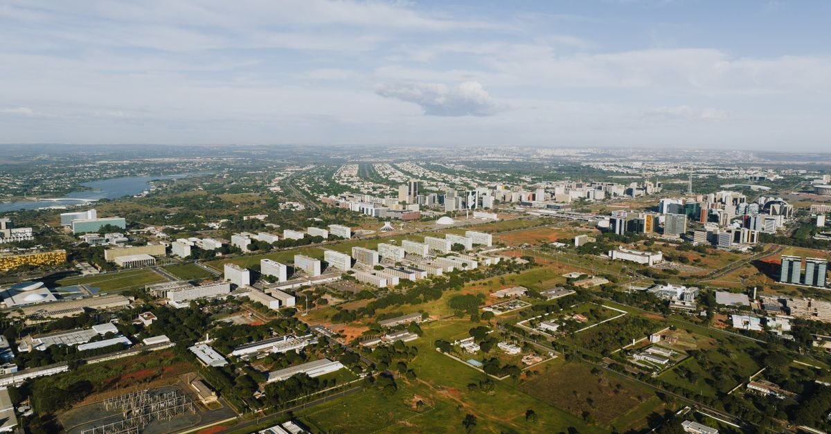 Vista aérea de Brasília, com o Eixo Monumental, a Esplanada dos Ministérios e o Lago Paranoá