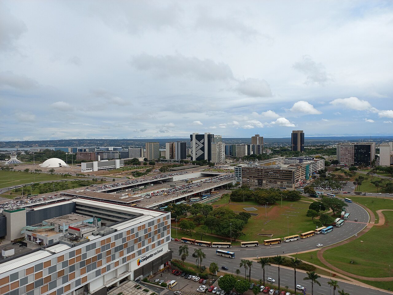 Vista aerea da Rodoviaria do Plano Piloto e do Eixo Monumental, em Brasilia