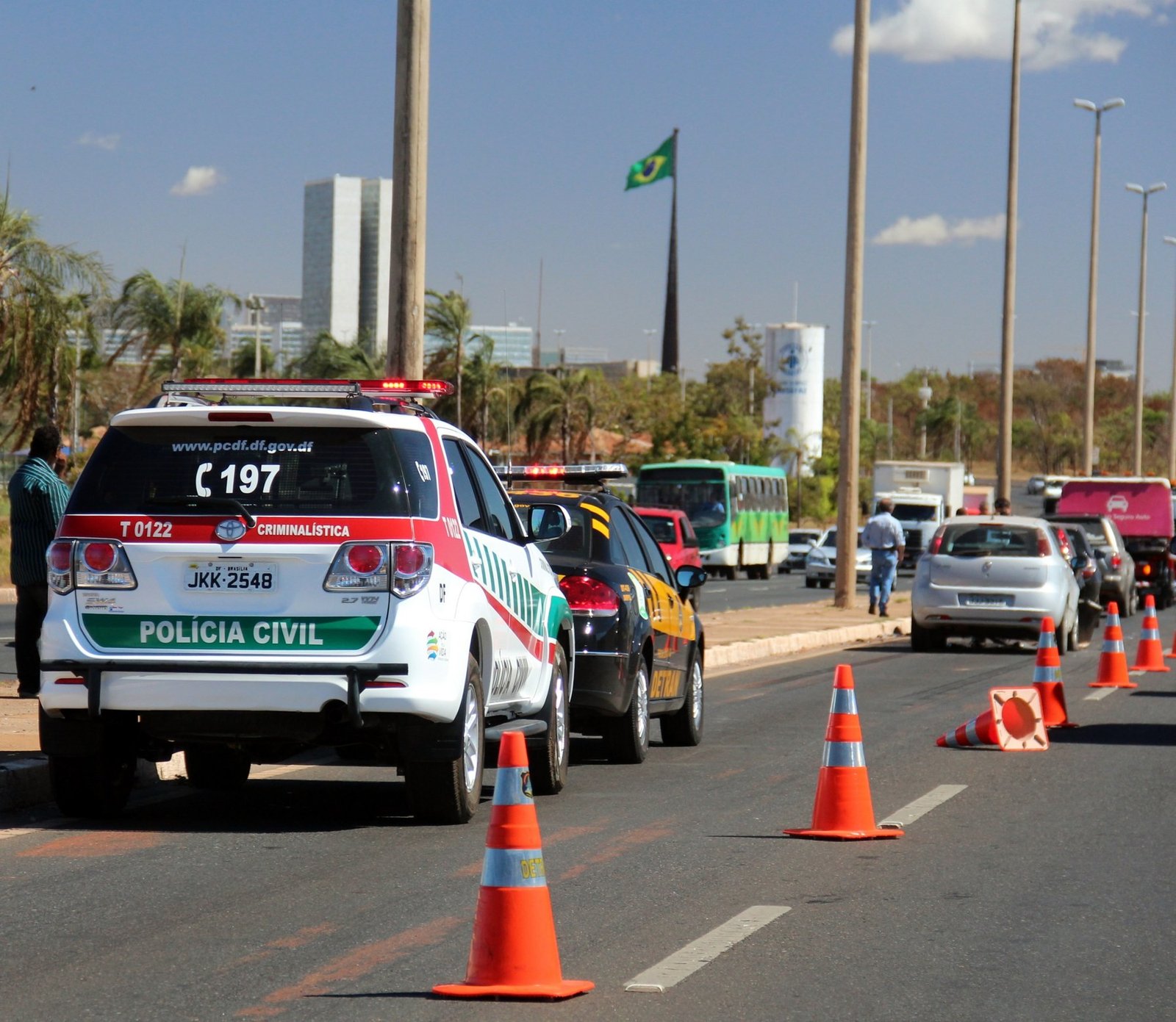 Viatura da Polícia Civil do DF e carro do Detran estacionados em via de Brasília, em foto de arquivo