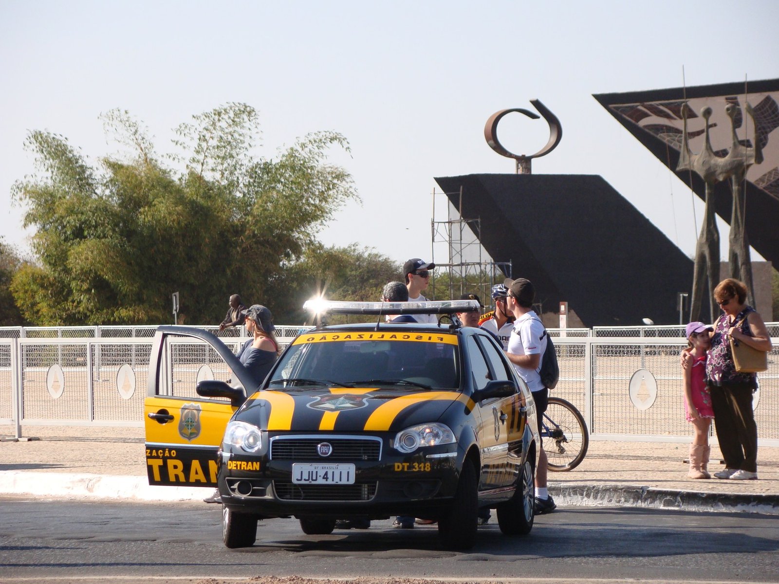 Viatura de fiscalização do Detran-DF ao lado da Praça dos Três Poderes, em foto de arquivo de 2010