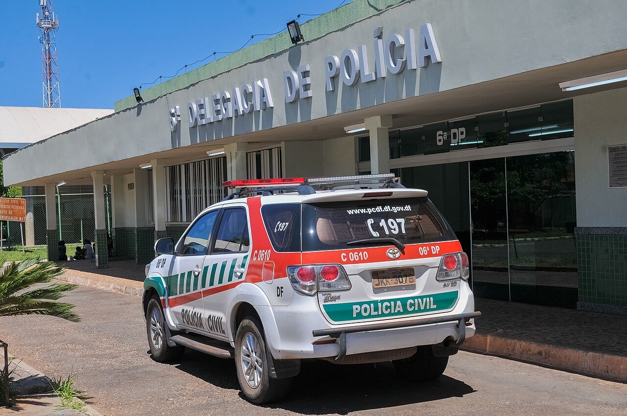 Viatura da Polícia Civil do Distrito Federal estacionada em frente a uma delegacia