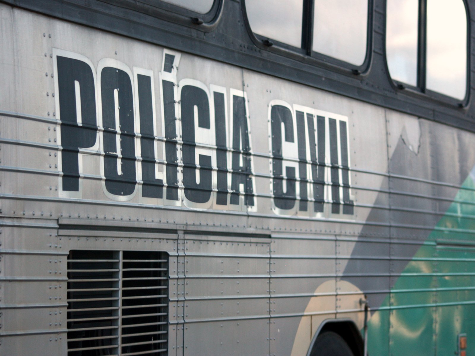 Lateral de veiculo da Policia Civil com a inscricao Policia Civil em letras grandes