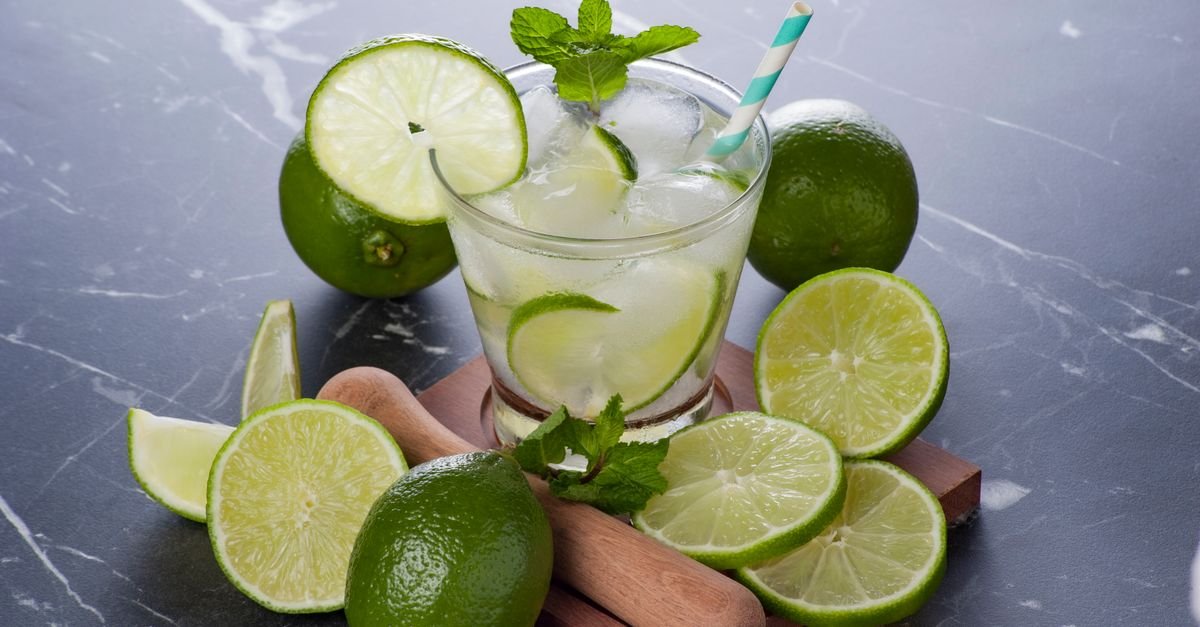 Caipirinha com limões sobre balcão de bar