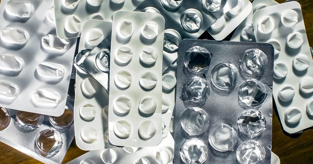 Cartelas de medicamento sobre superfície de madeira, vistas de cima