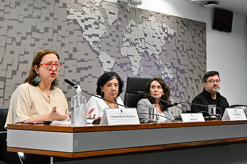 Mesa da reunião do Conselho de Comunicação Social no Senado, com quatro participantes