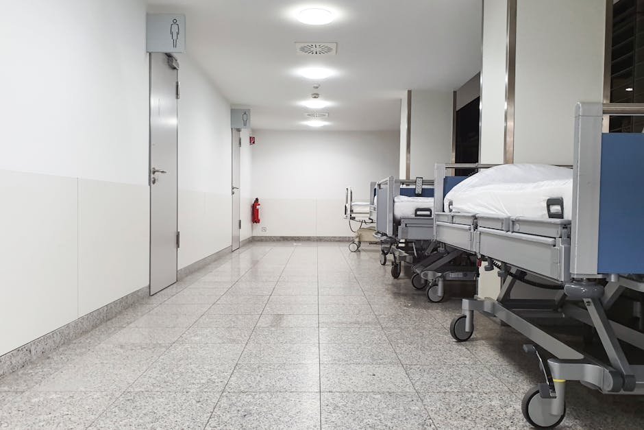 Corredor interno de hospital moderno com macas