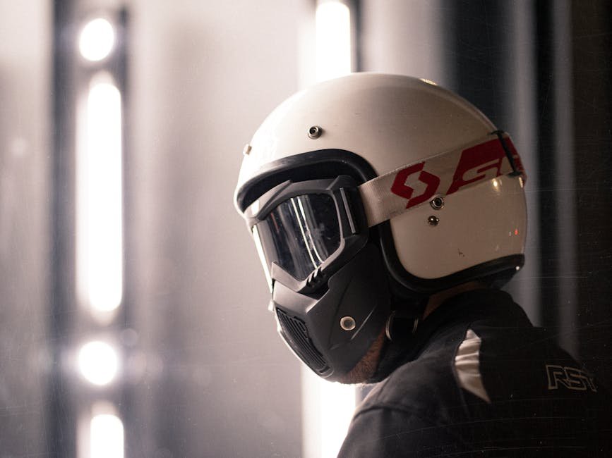 Capacete de motociclista com oculos de protecao
