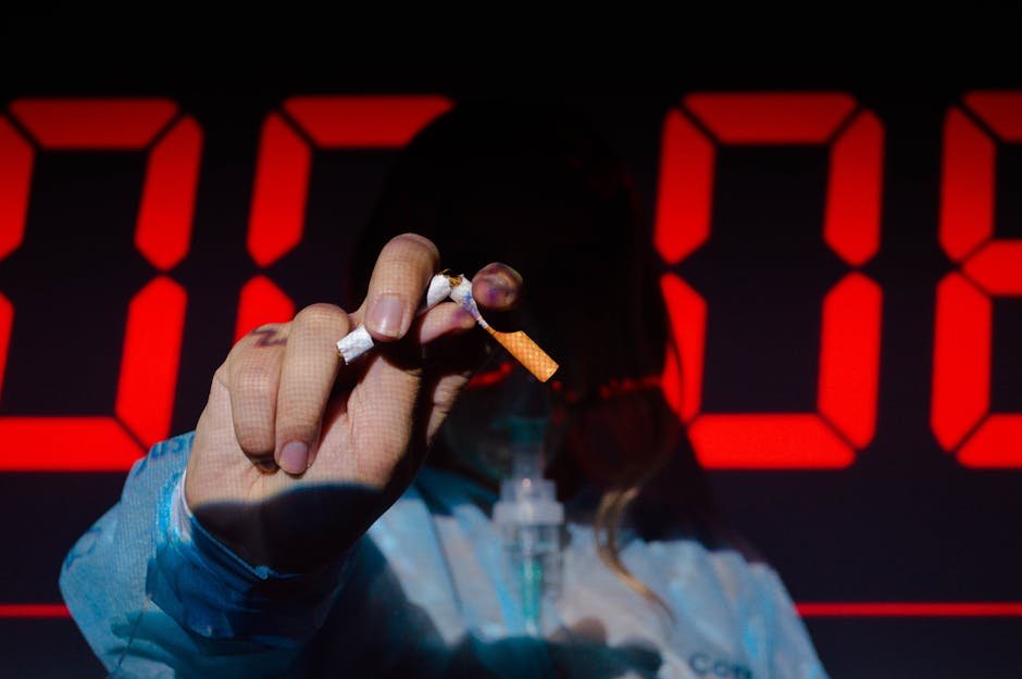 Maos rejeitando cigarro em sinal de parar de fumar