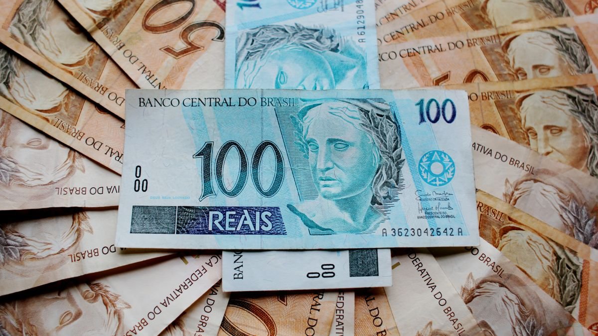 Notas de real espalhadas; imagem ilustrativa sobre Imposto de Renda