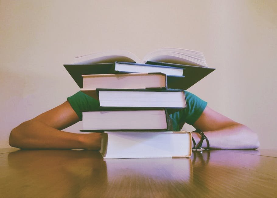 Estante com livros em biblioteca publica