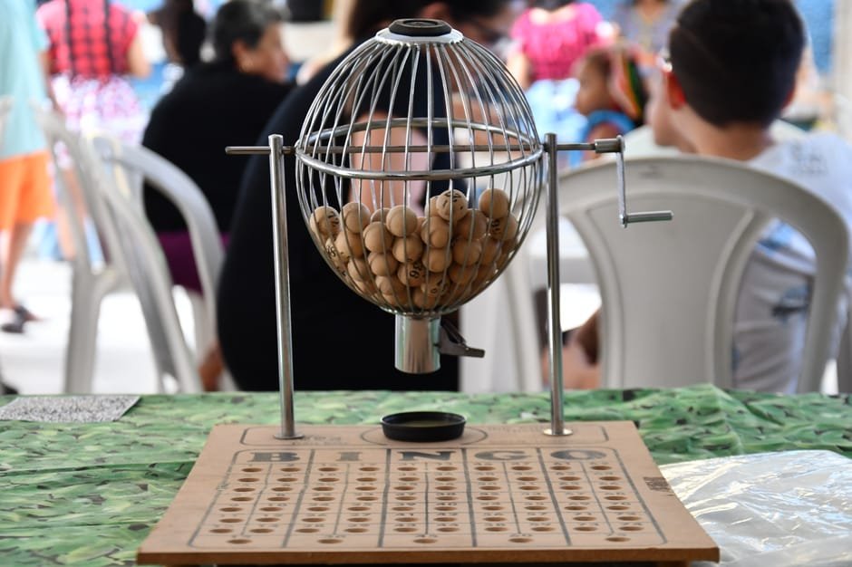 Esferas numeradas em globo de sorteio de loteria