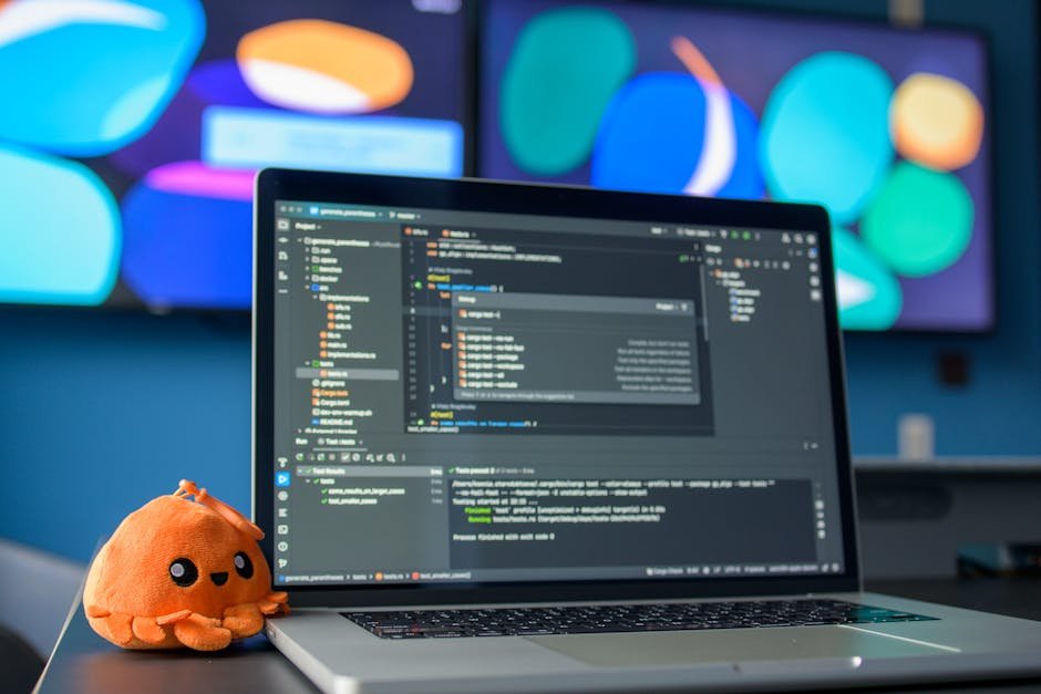 Laptop com codigo de programacao em area de trabalho colorida