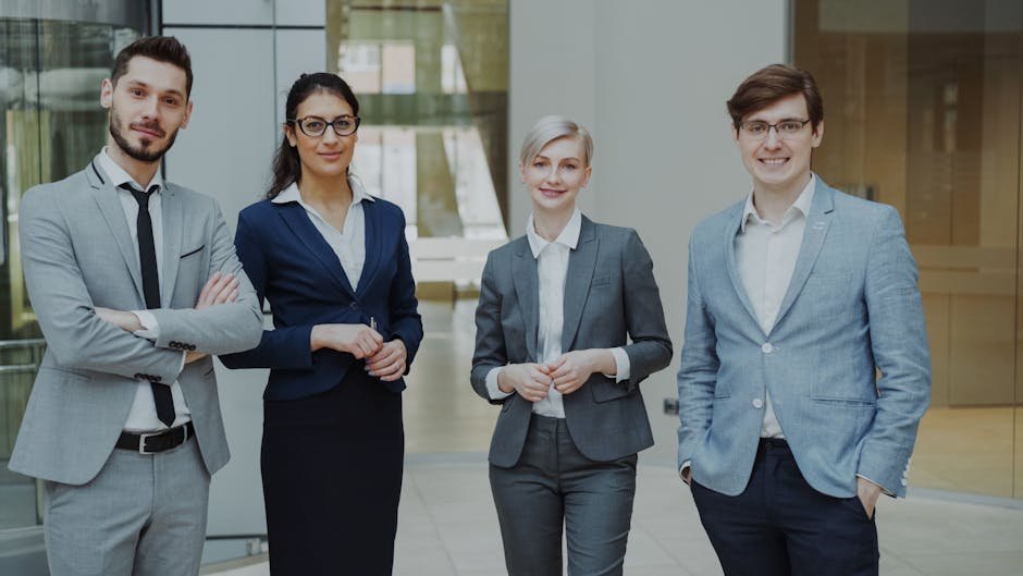 Profissionais em ambiente corporativo em foto institucional