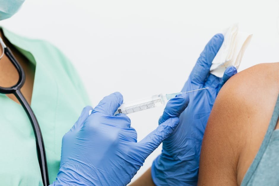Profissional de saúde aplicando vacina no braço