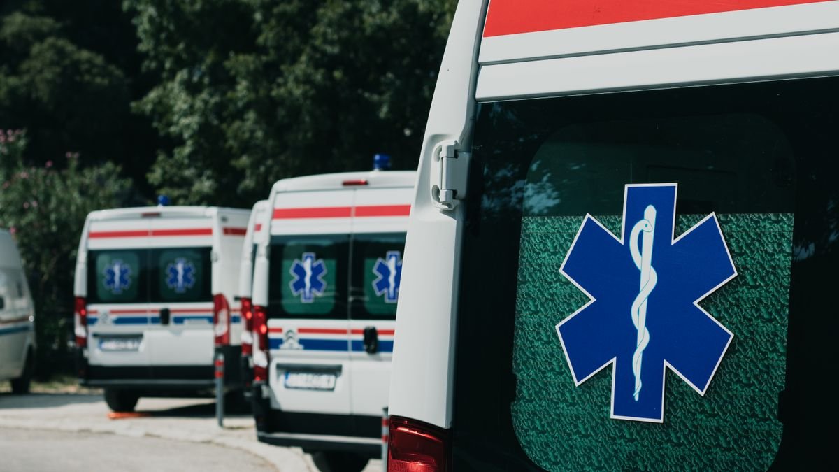 Ambulâncias estacionadas em uma unidade de saúde; imagem ilustrativa