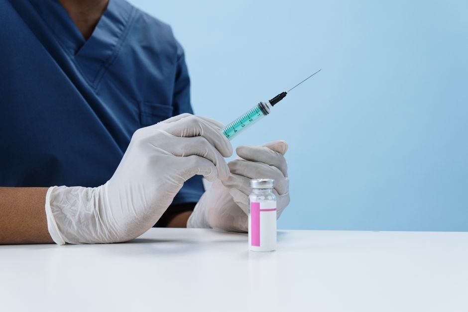 Maos de bebe recem-nascido em ambiente de maternidade