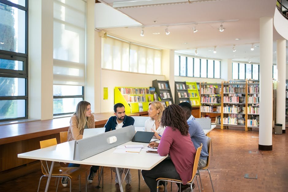 Professora em sala de aula com estudantes