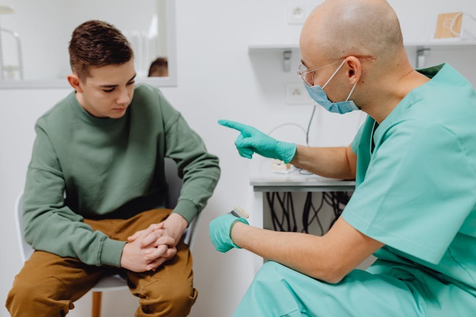Adolescente em consulta medica com profissional de saude