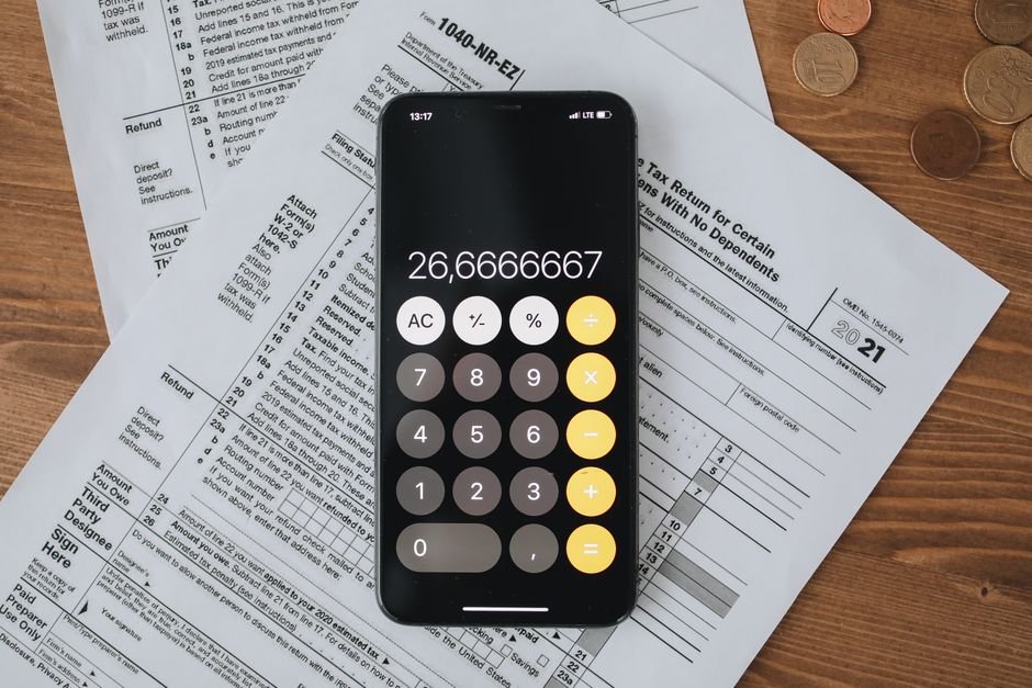 Pessoa usando aplicativo financeiro no celular